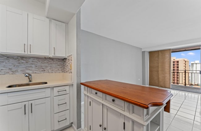 Photo - The Townhouse 1 Bed, 1 Bath, 1 Covered Parking with A/C