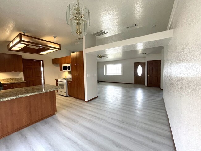 Foto del edificio - Charming Corner Home Located in North Cal ...