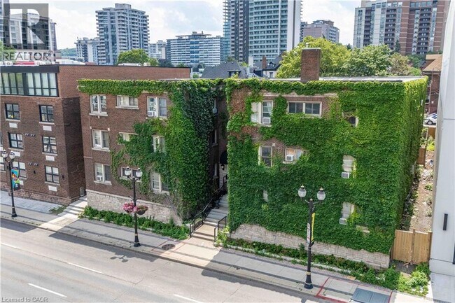 Photo du bâtiment - 285 King St W