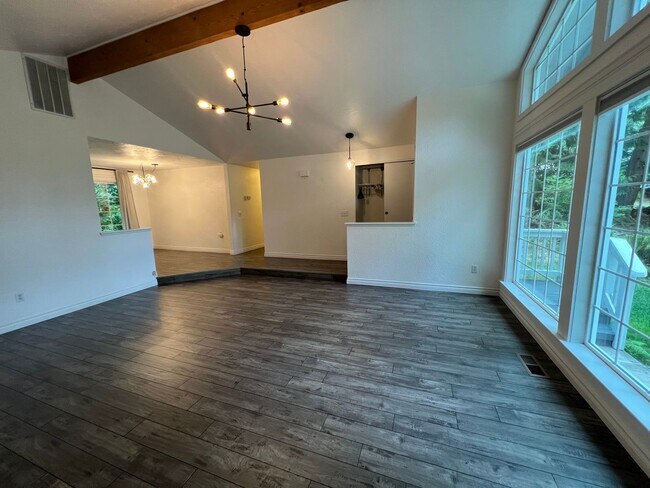 Building Photo - 3 Bed, 2 Bath with Garage in Sudden Valley