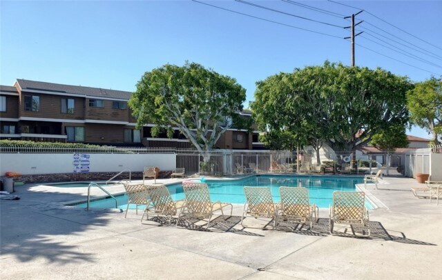 Foto del edificio - 8531 Meadow Brook Ave
