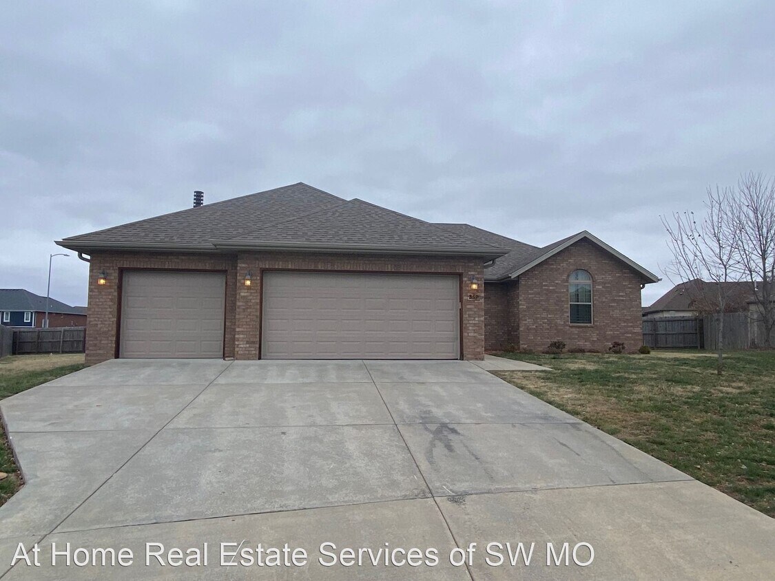 4 br, 2 bath House 859 E Florence Ct House Rental in Nixa, MO