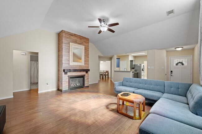 Foto del edificio - 15519 Elm Leaf Pl