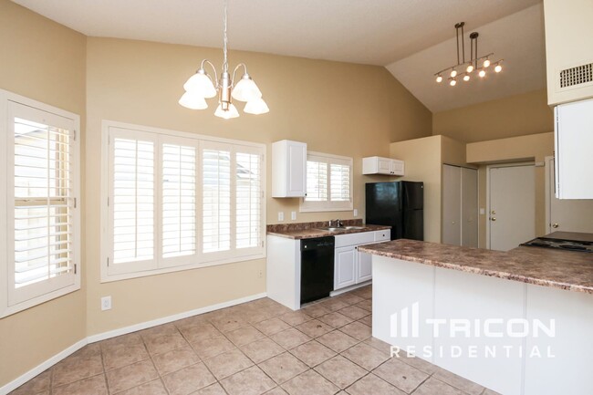 Building Photo - 1519 E Sequoia Dr