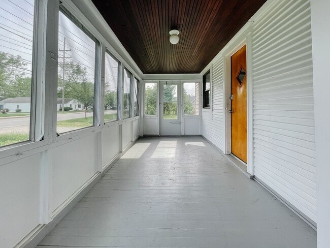 Foto del edificio - Enclosed Porch