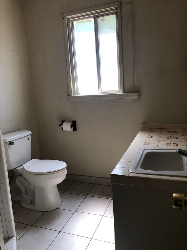 Building Photo - 2 Bedroom, 1 Bath Home for Rent on a HUGE Lot!