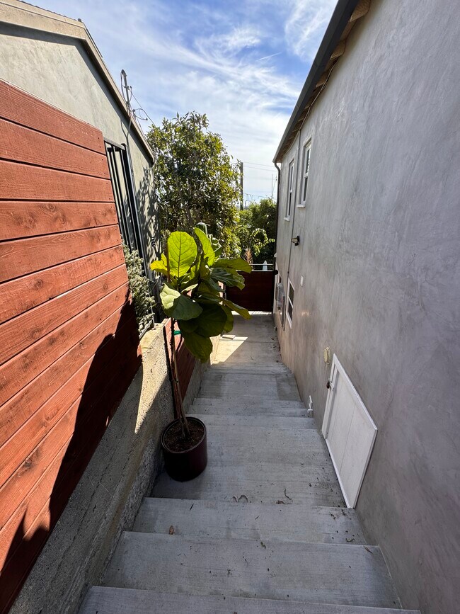 Building Photo - 1726 Bryn Mawr Ave