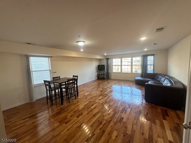 Building Photo - 283-285 Morris Avenue Unit