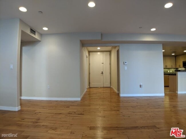 Building Photo - 5143 White Oak Ave