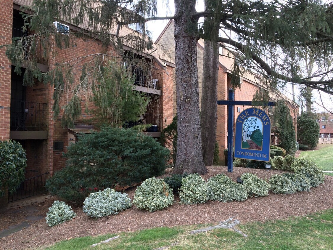 Primary Photo - Prime WHC/BBS Condo Location / High End Up...