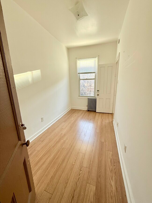 Segundo dormitorio. Perfecto para oficina o estudio. - 1267 DeKalb Ave