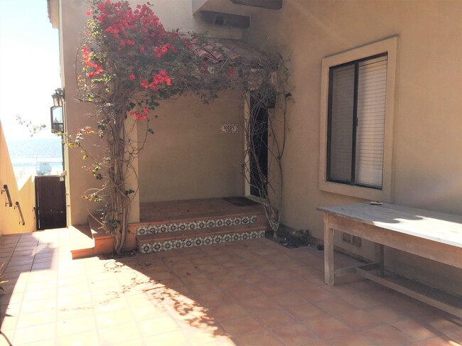 Courtyard Entry - 1012 The Strand