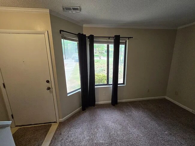 Foto del edificio - 6911 Staghorn Ln