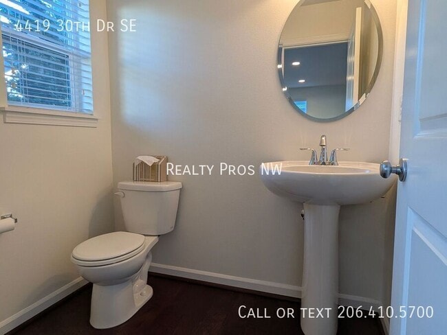 Foto del edificio - 4419 30th Dr SE