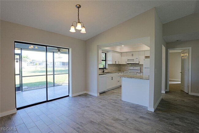 Foto del edificio - 629 SW Santa Barbara Pl