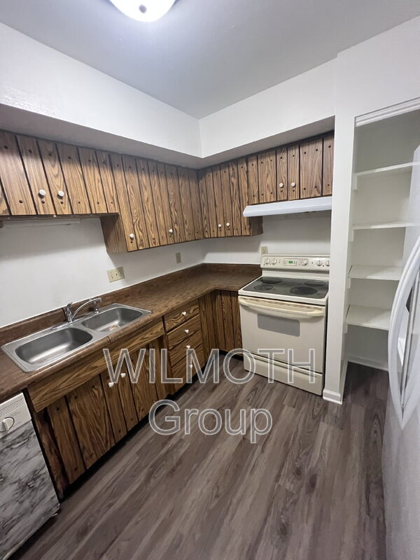 Foto del edificio - 1320 Millerwood Ct