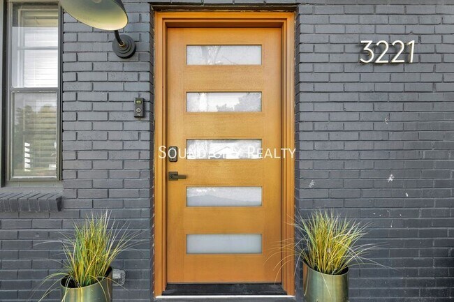 Foto del edificio - 3221 Cloverwood Dr