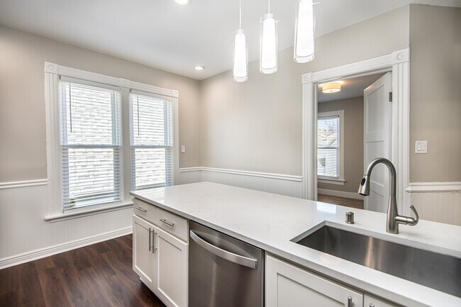 New Quartz countertops - 1016 E Pearson St