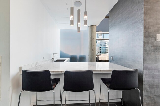 Foto del edificio - 600 N Fairbanks Ct