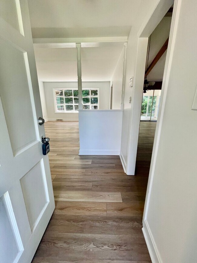Foto del edificio - Welcome to the Classic 3 bedroom 1 1/2 bat...