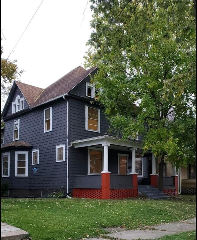 Building Photo - 1356 Woodland Ave NW