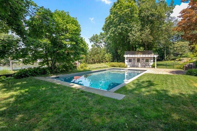 Building Photo - 2 Lakewood Cir S