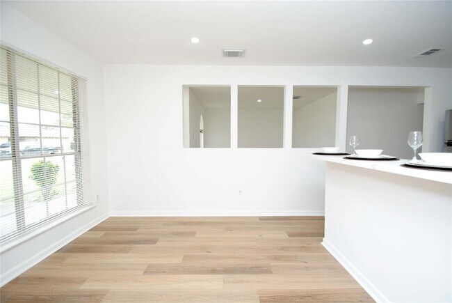 Building Photo - 2135 Bunzel St