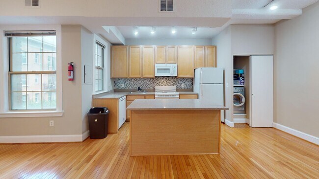 Foto del edificio - Columbia Heights Two Bedroom Apartment W/Private Balcony!