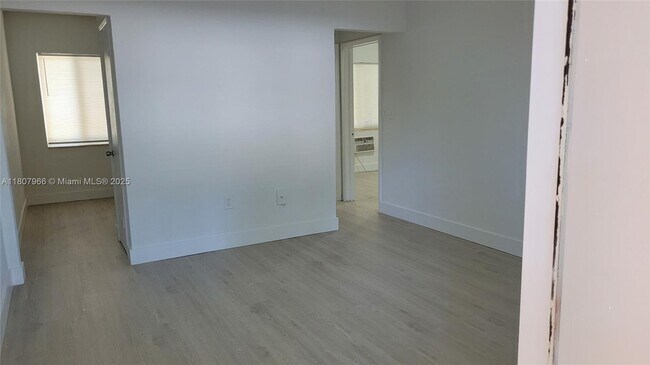 Foto del edificio - 976 NW 6th St