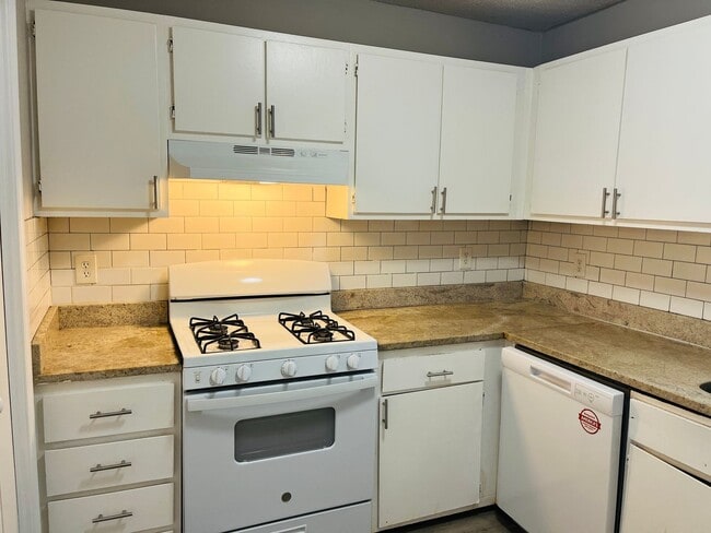 Building Photo - Newly renovated! Close to the Atlanta Airport, 2 bed, 2.5 bath, granite counters, LVP flooring, p...