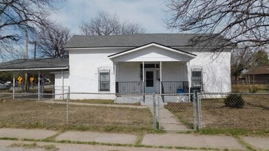 Building Photo - 1002 W Garza St