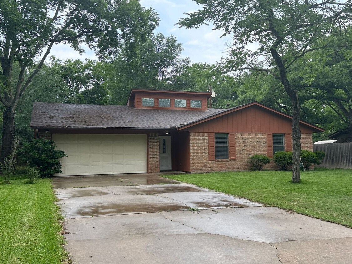 Building Photo - College Station - 3 Bedroom - 2 Bath - 2 v...