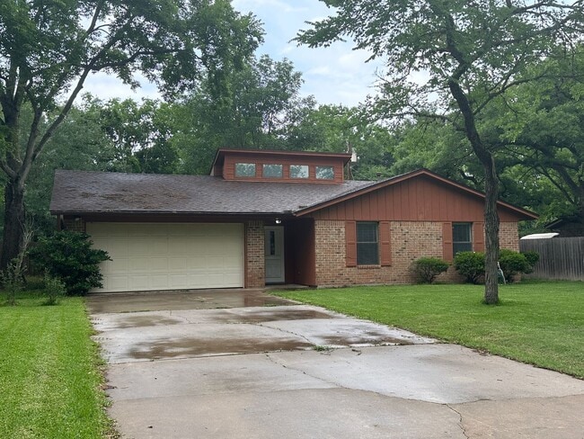 Building Photo - 2711 Wilderness Dr N
