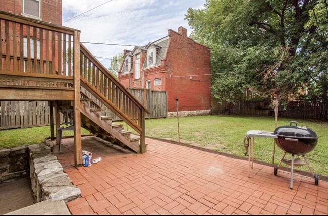 Shared yard - 1221 Lami St