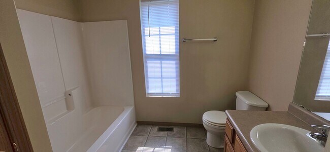 Building Photo - Nice 3 bedroom 2 bathroom for $1295! Close to MSU