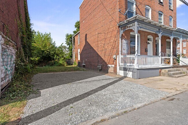 Building Photo - Spacious 4 Bedroom Single Family on Susquehanna St with Off Street Parking