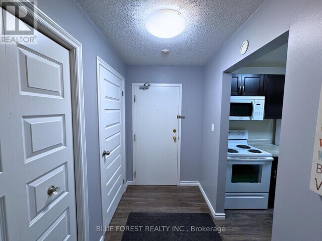 Building Photo - 739-739 Deveron Crescent