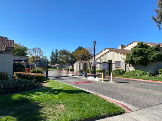 Foto del edificio - Large Condo near Freeway Access!