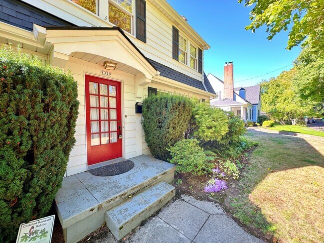 Foto del edificio - Stunning 3 Bedroom with Fully Fenced Yard ...