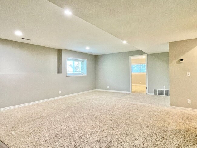 Building Photo - Beautiful Valley Views & Utilities Included!
