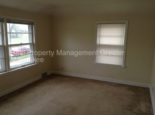 Building Photo - 524 N 90th St