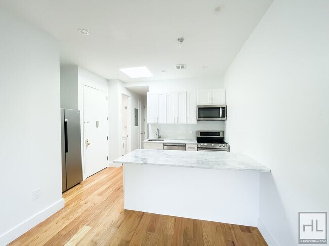 Foto del edificio - CROWN HEIGHTS / Amazing Sunlit 3-Bed 2-Bath