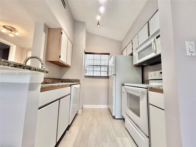 Building Photo - 2811 N Oakland Forest Dr