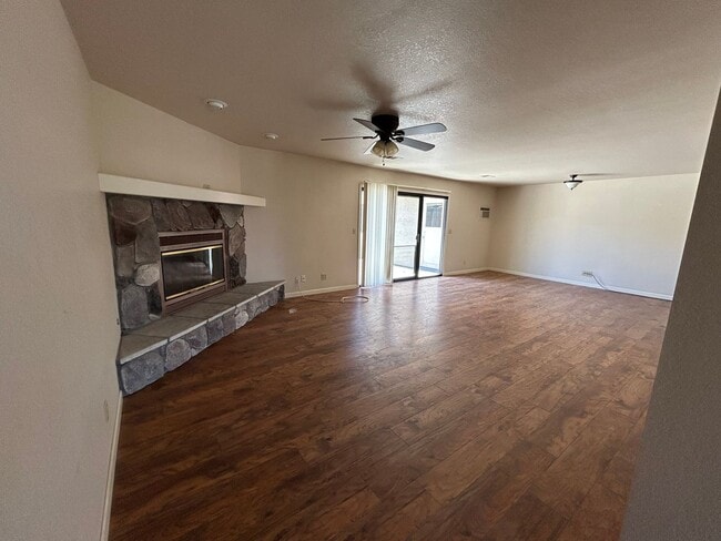 Foto del edificio - Three Bedroom Two Bath Family Home