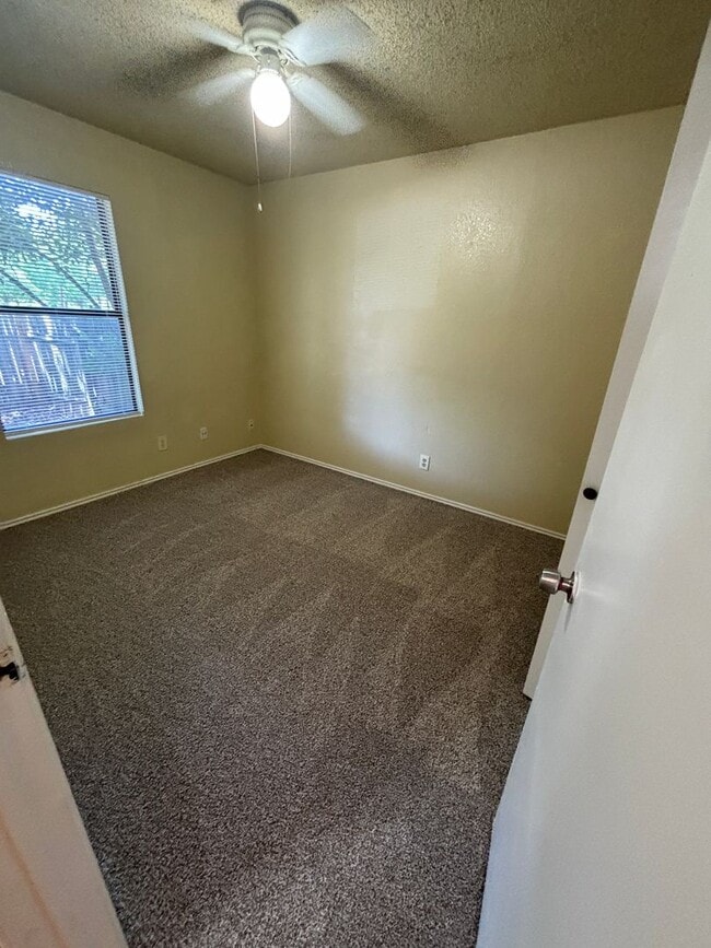 Building Photo - 2033/2035 Redwing Way
