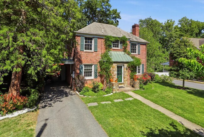 Building Photo - 3221 Coquelin Terrace