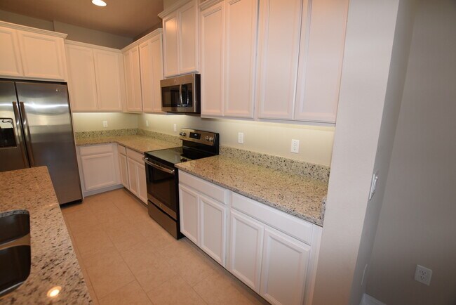 Foto del edificio - 3 bedroom 2.5 Condo for Rent at 2529 Egret...