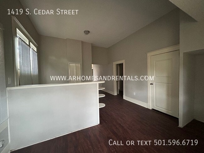 Building Photo - 1419 S. Cedar Street | $795 | 3 beds, 1 fu...