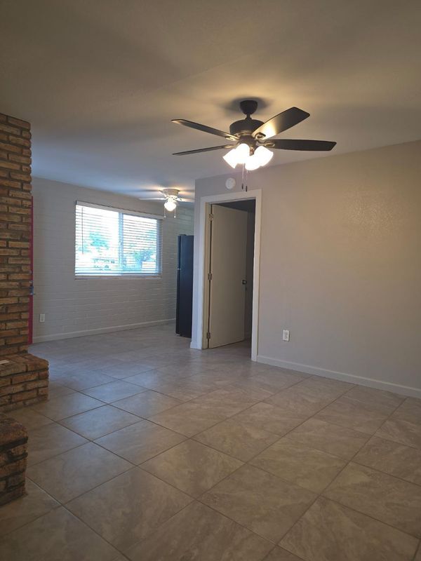 Building Photo - 624 E Roosevelt Ave