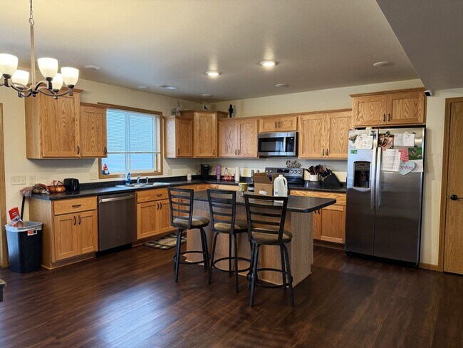 Building Photo - 4 Bedroom Duplex for Rent